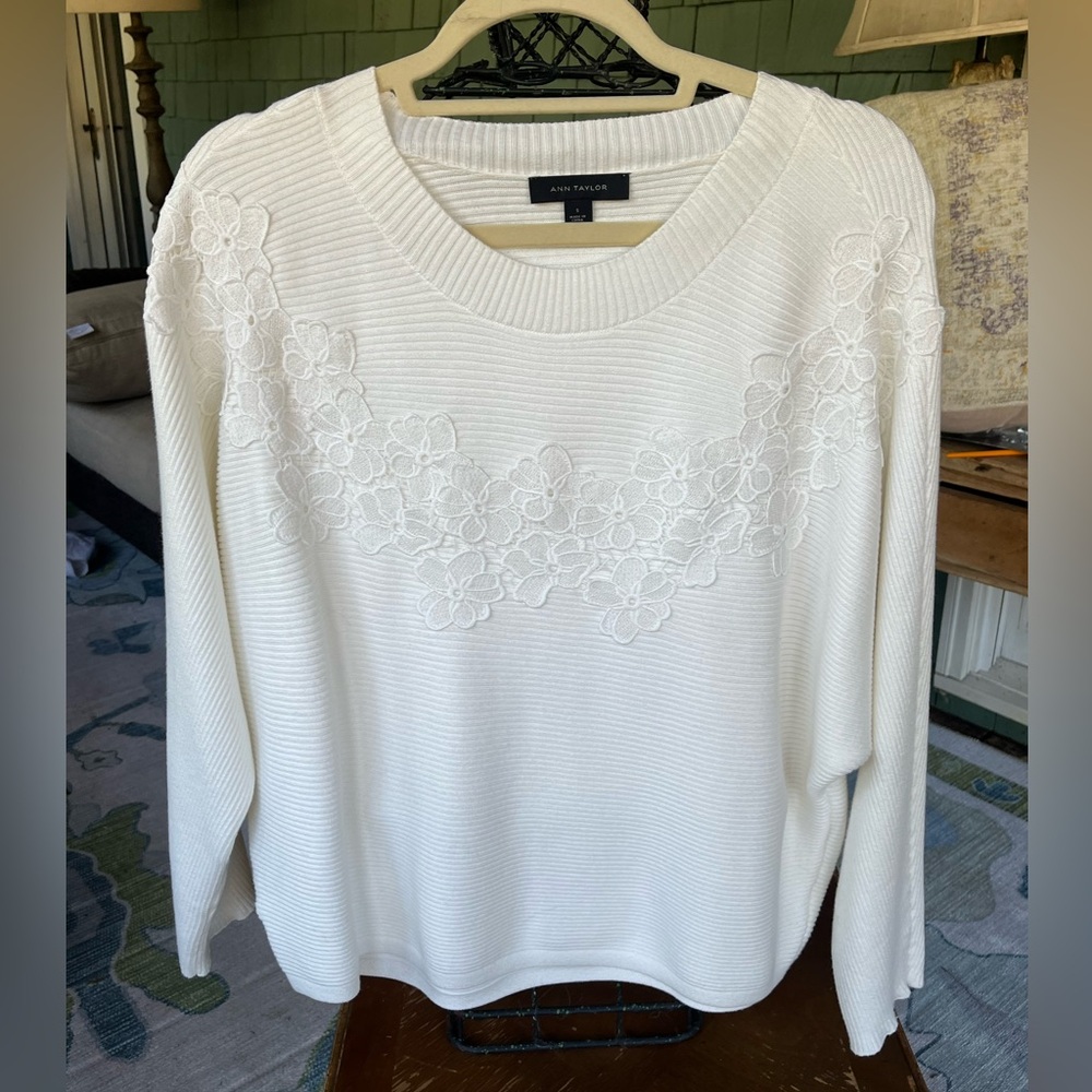 Beautiful New Ann Taylor White cropped Sweater with floral appliqué yoke. Small.